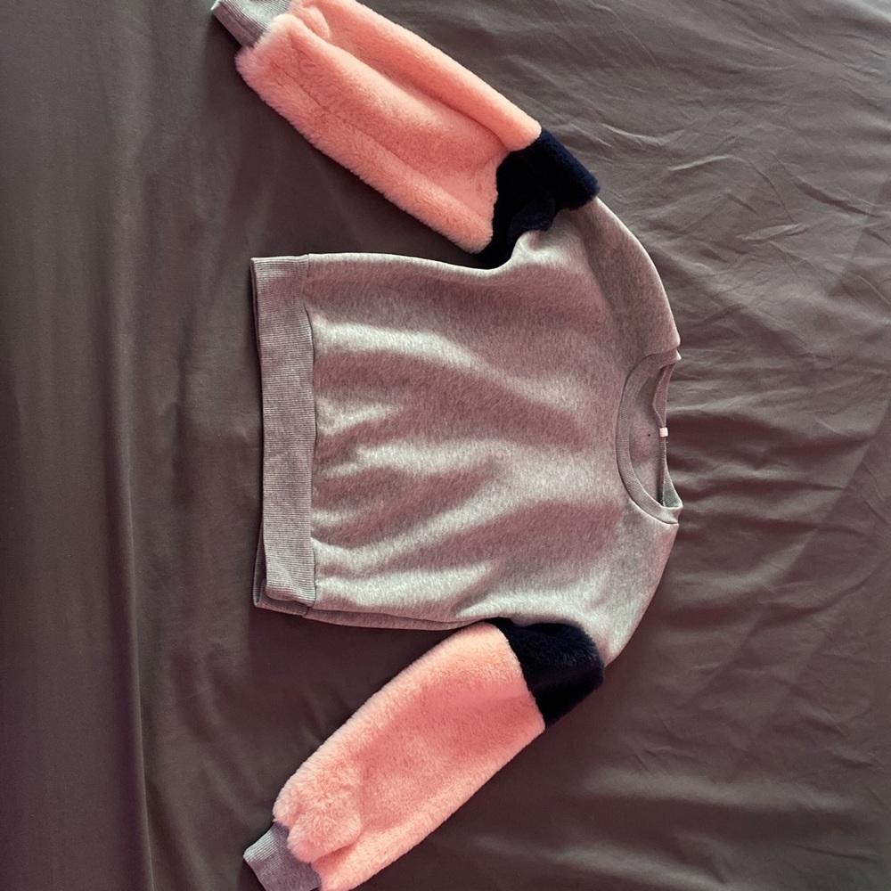 Grey sweater with pink and black fur